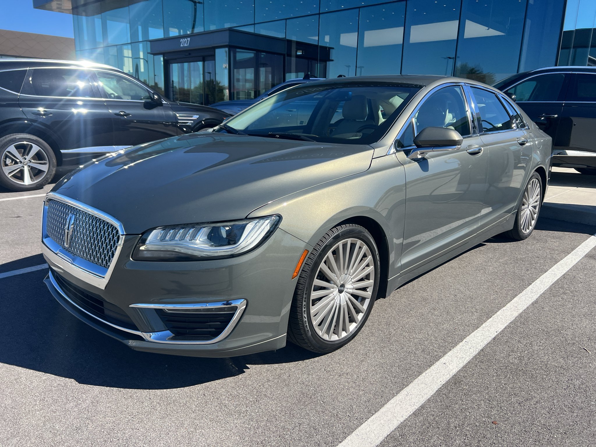 Used 2017 Jade Green Metallic Lincoln Reserve image 3