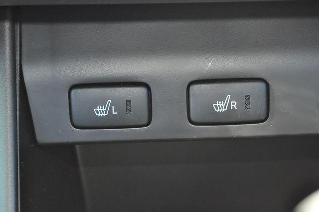 Used 2002 White Toyota SE image 32