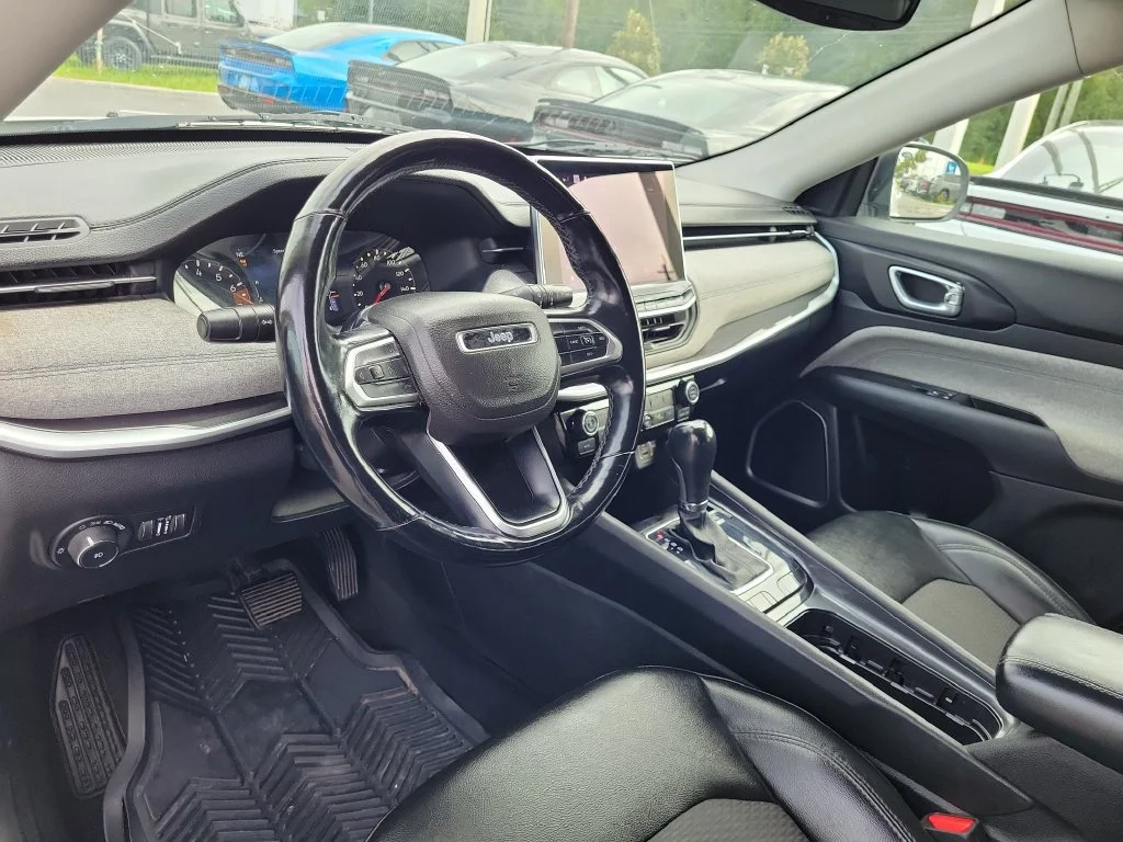 Used 2022 White Jeep Latitude image 24