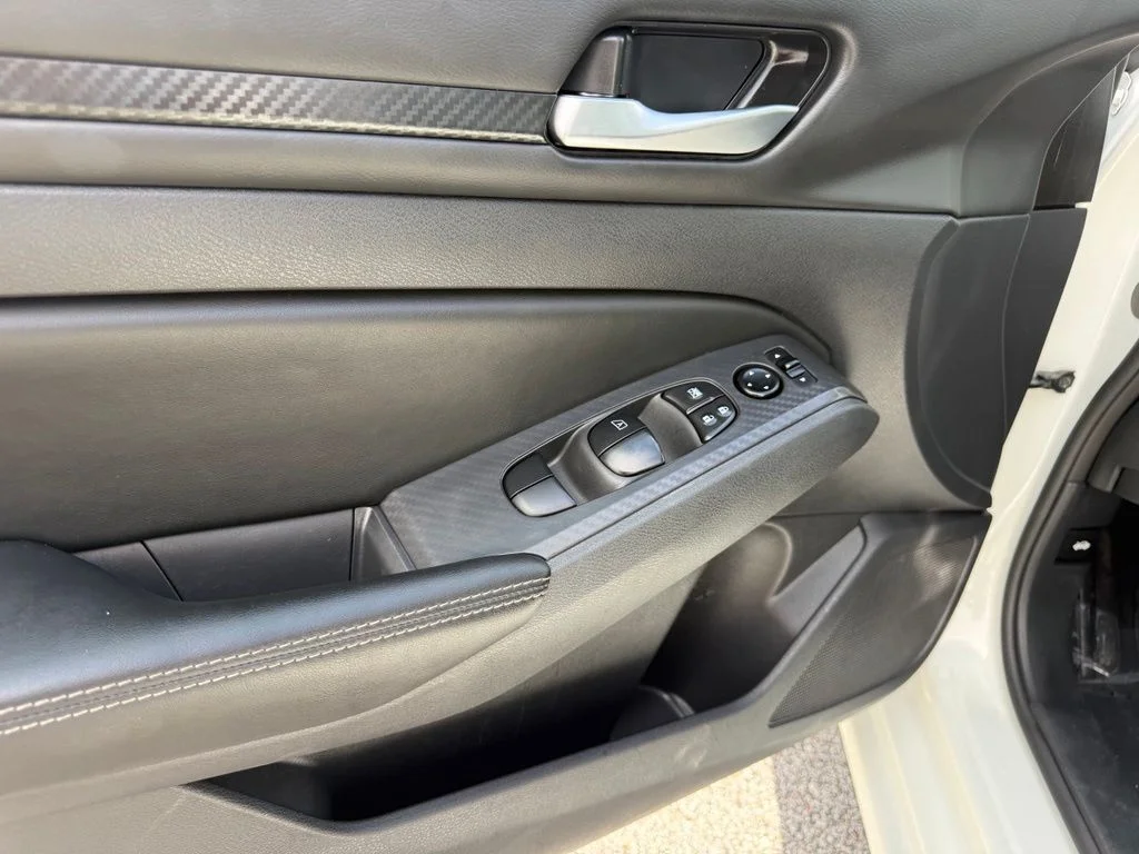 Used 2025 White Nissan 2.5 SV image 5