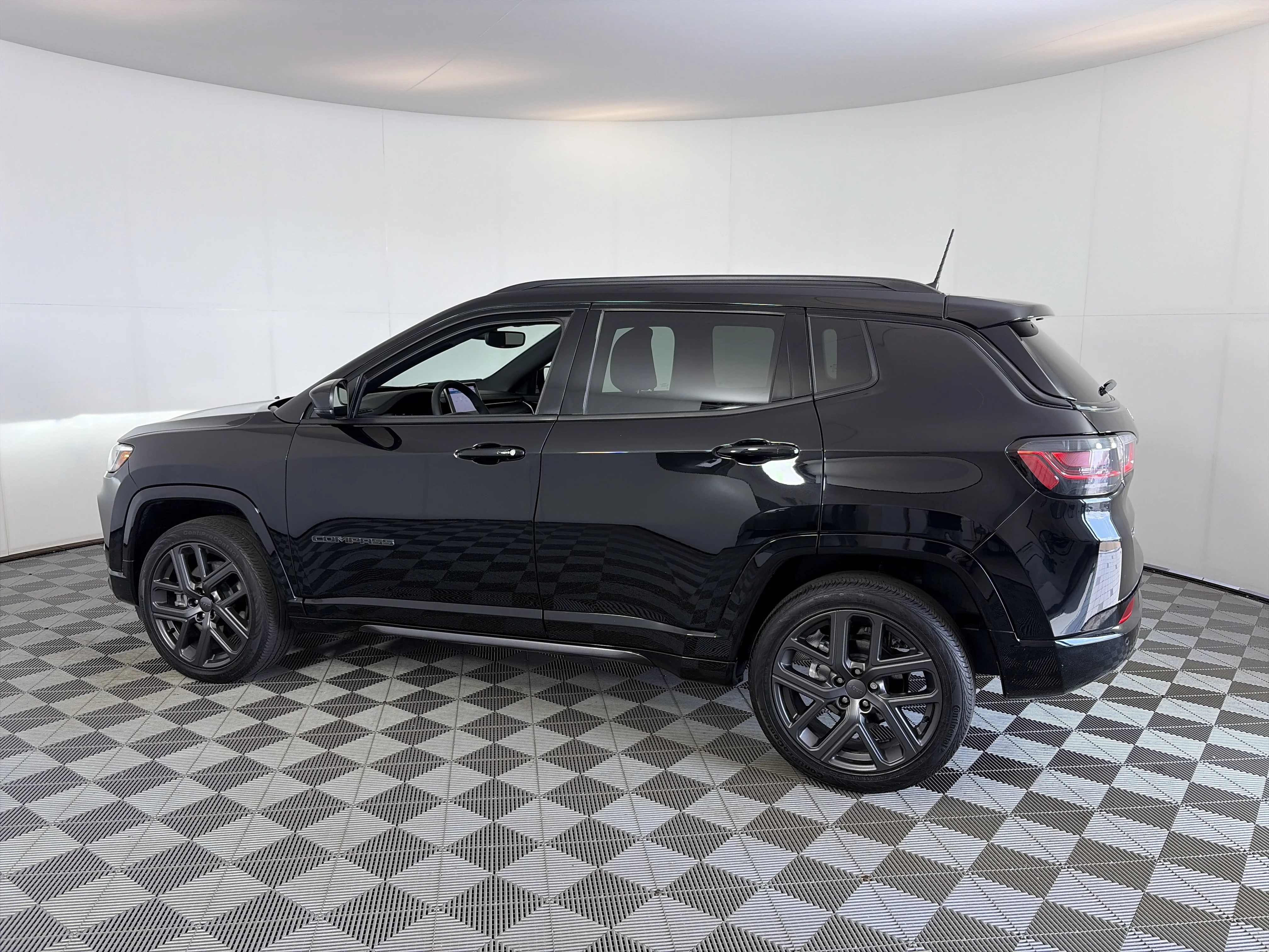 Used 2024 Diamond Black Crystal Pearlcoat Jeep Limited image 9