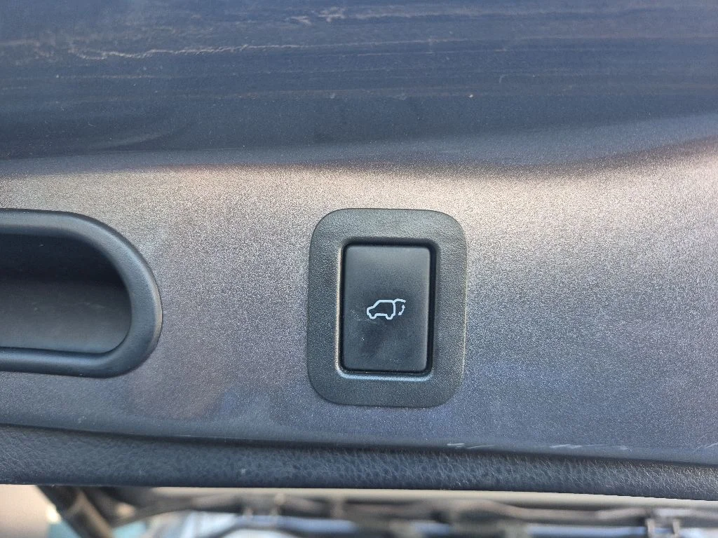 Used 2016 Gray Toyota XLE V6 image 10