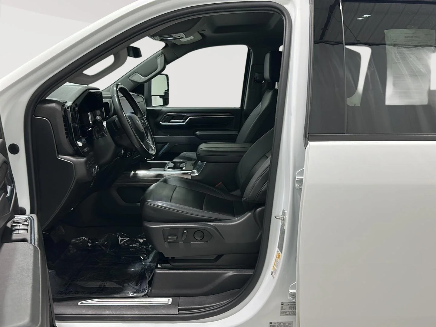 Used 2024 Summit White Chevrolet LTZ image 18