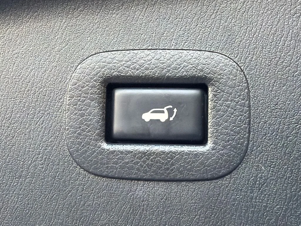 Used 2018 Black Nissan SL image 19