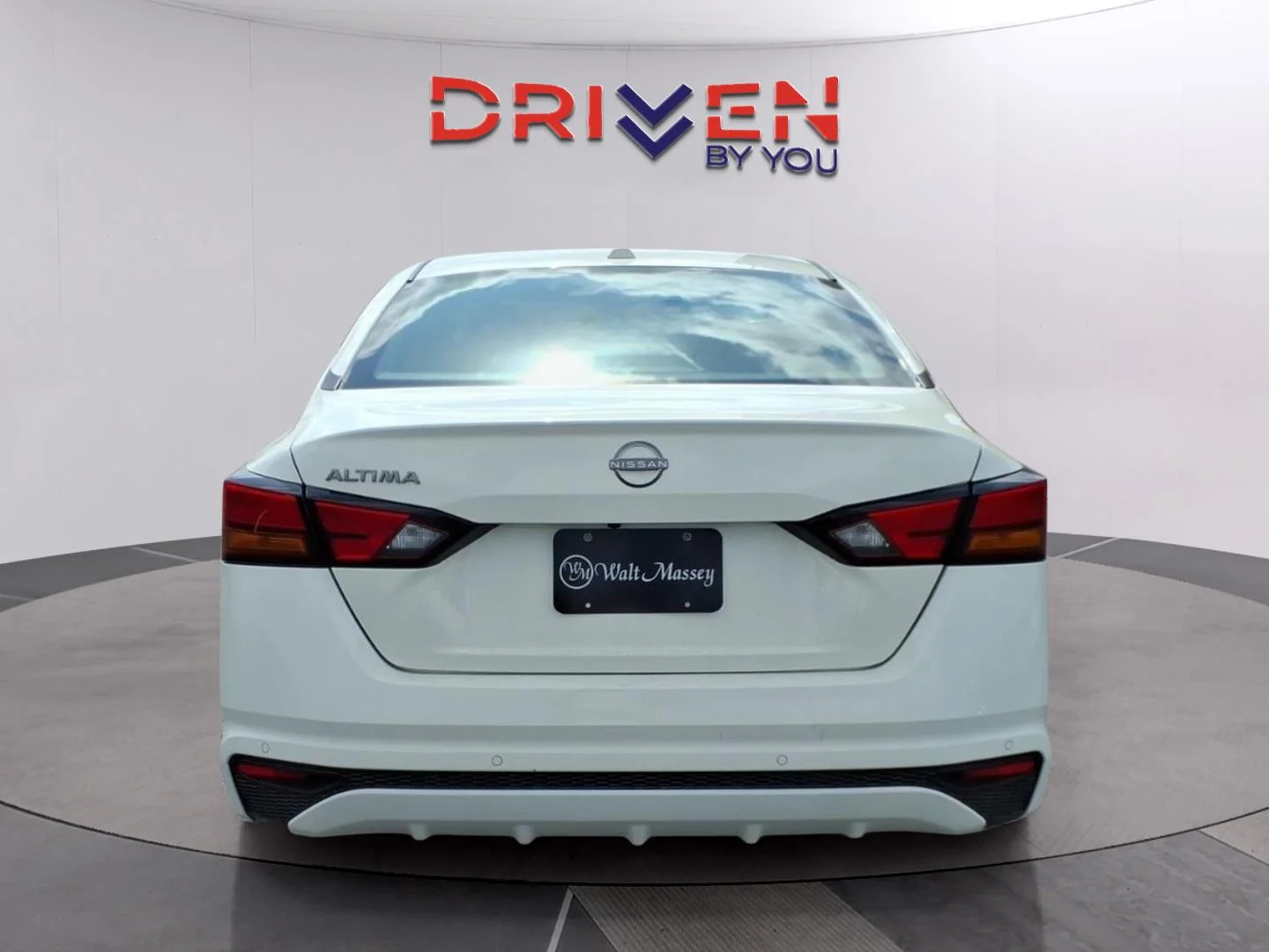 Used 2025 Glacier White Nissan SV image 4
