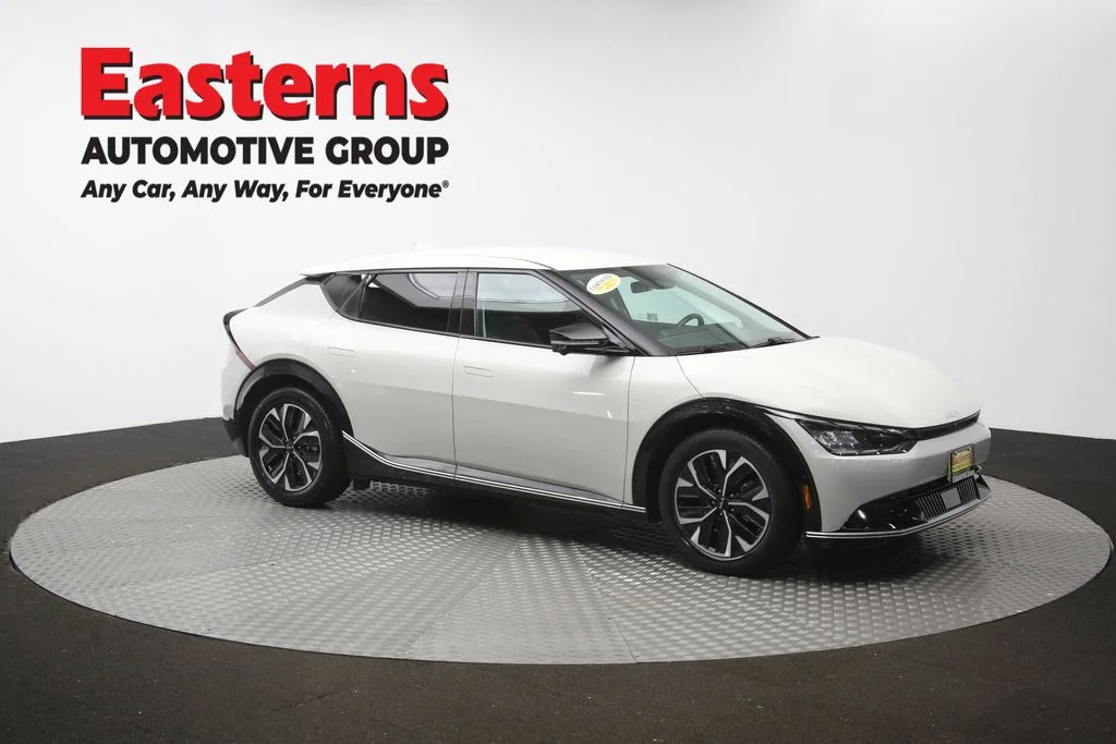 Used 2022 White Kia Wind image 46
