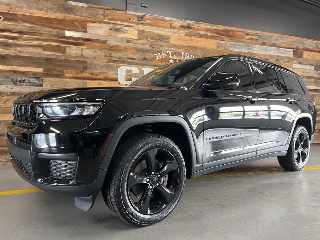 Used 2022 Diamond Black Jeep Altitude image 14