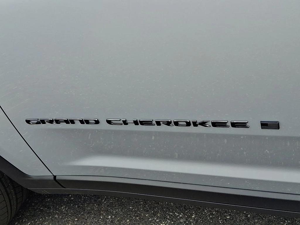 New 2026 Silver Zynith Exterior Paint Jeep Altitude image 15