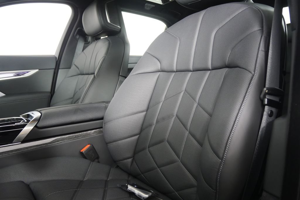 2026 BMW 7 Series 750e - Photo 12