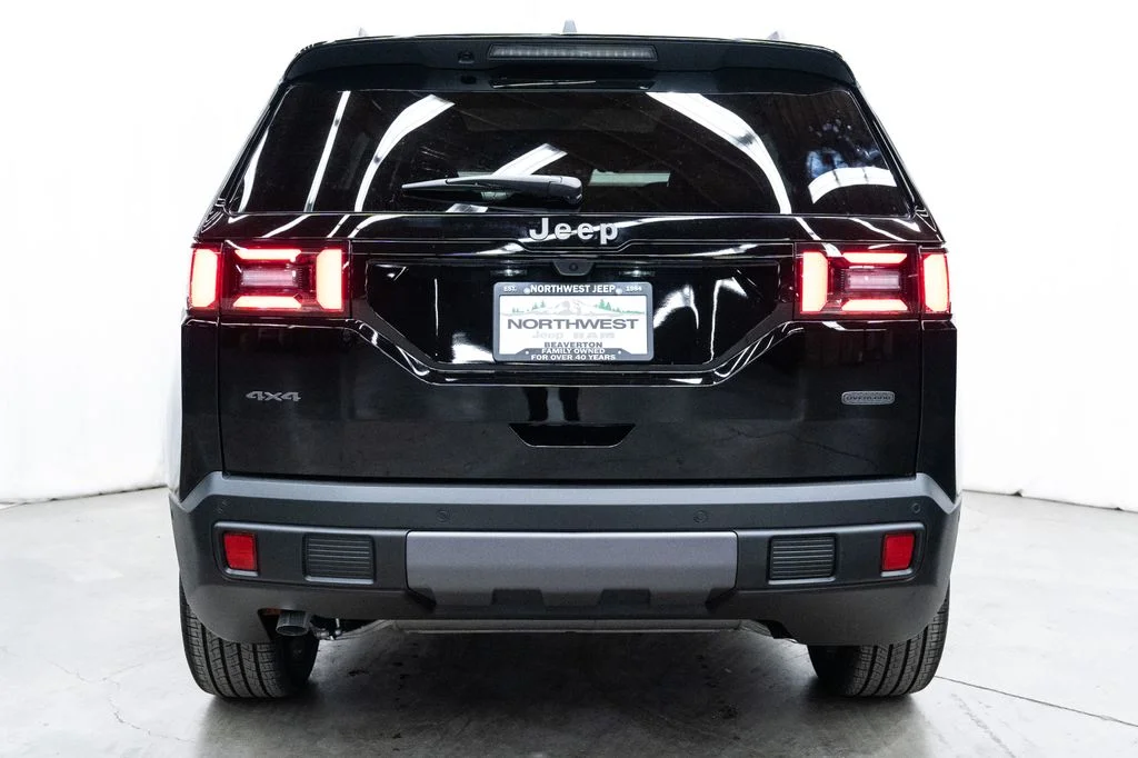 New 2026 Diamond Black Crystal Pearl-Coat Exterior Paint Jeep Overland image 5