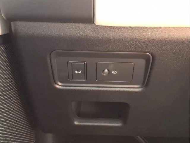 Used 2025  Land Rover S image 15