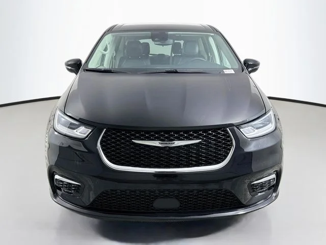 Used 2024 Black Chrysler Touring L image 2