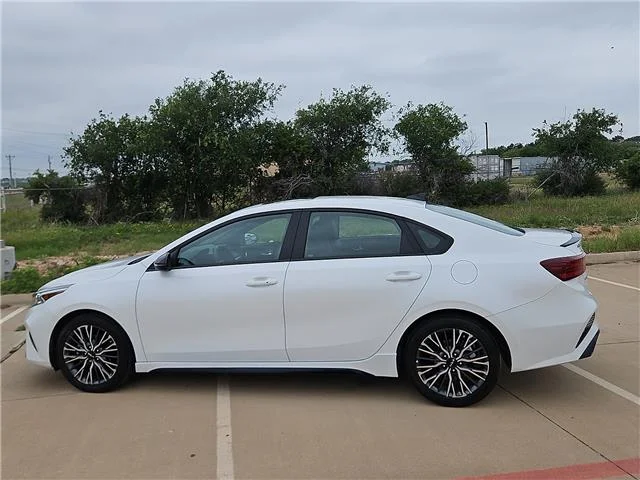 Used 2024 Snow White Pearl KIA GT-Line (IVT) image 2