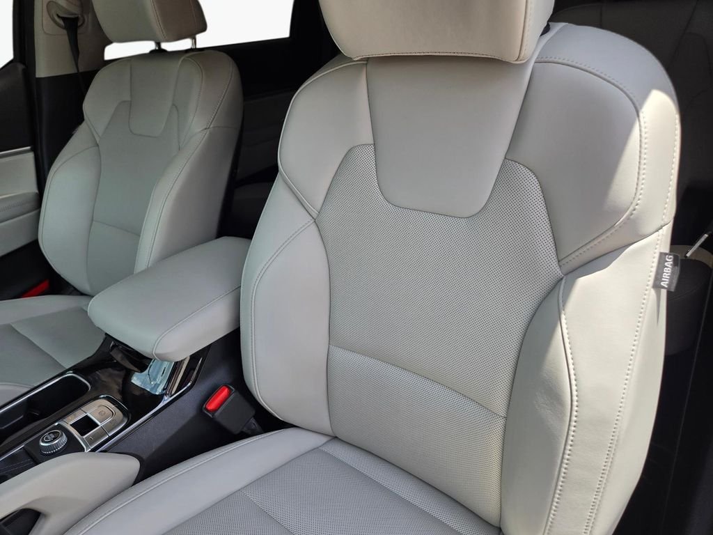 Used 2025 Black Kia S image 16