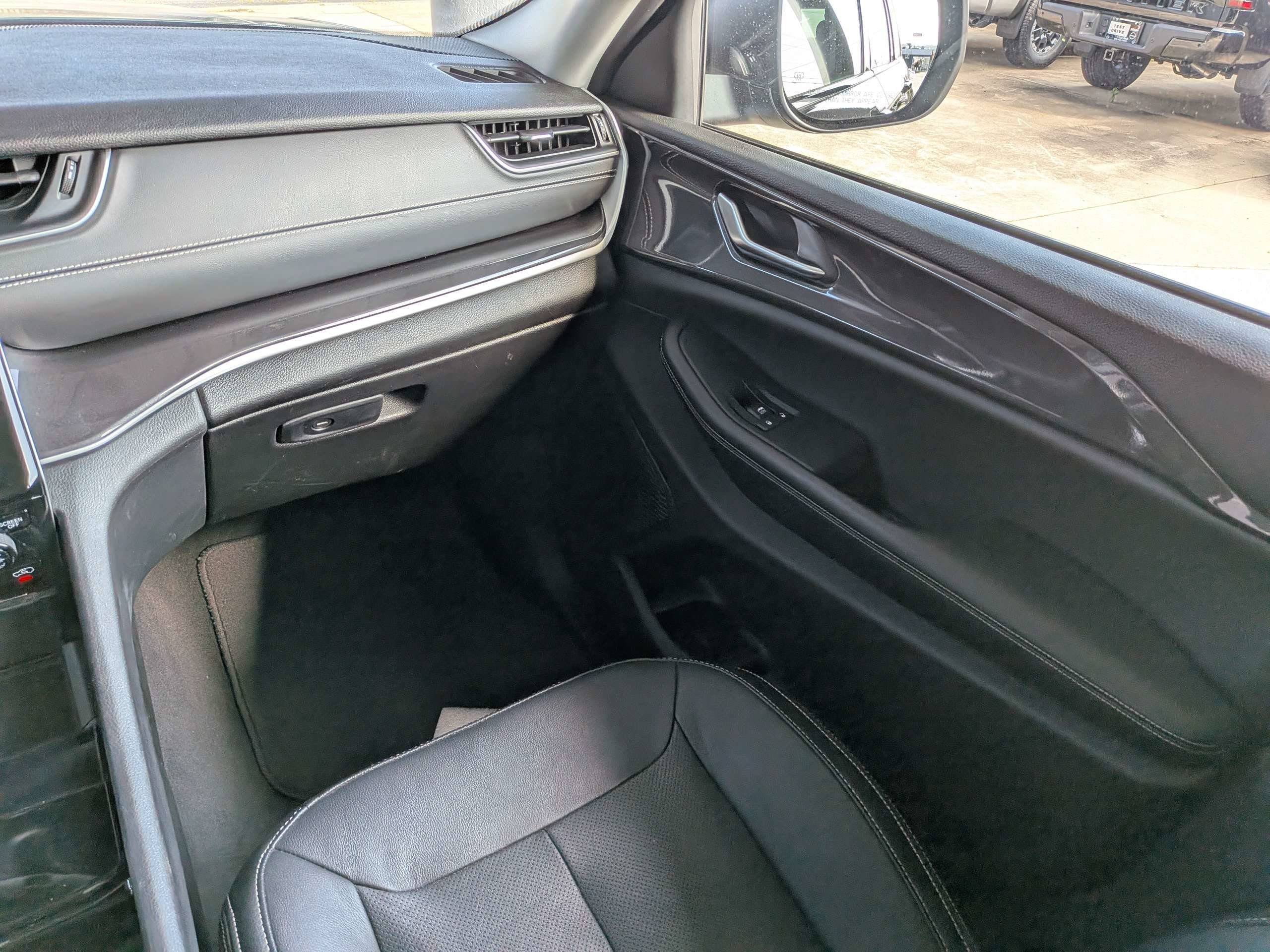 Used 2023 Black Jeep Laredo image 11