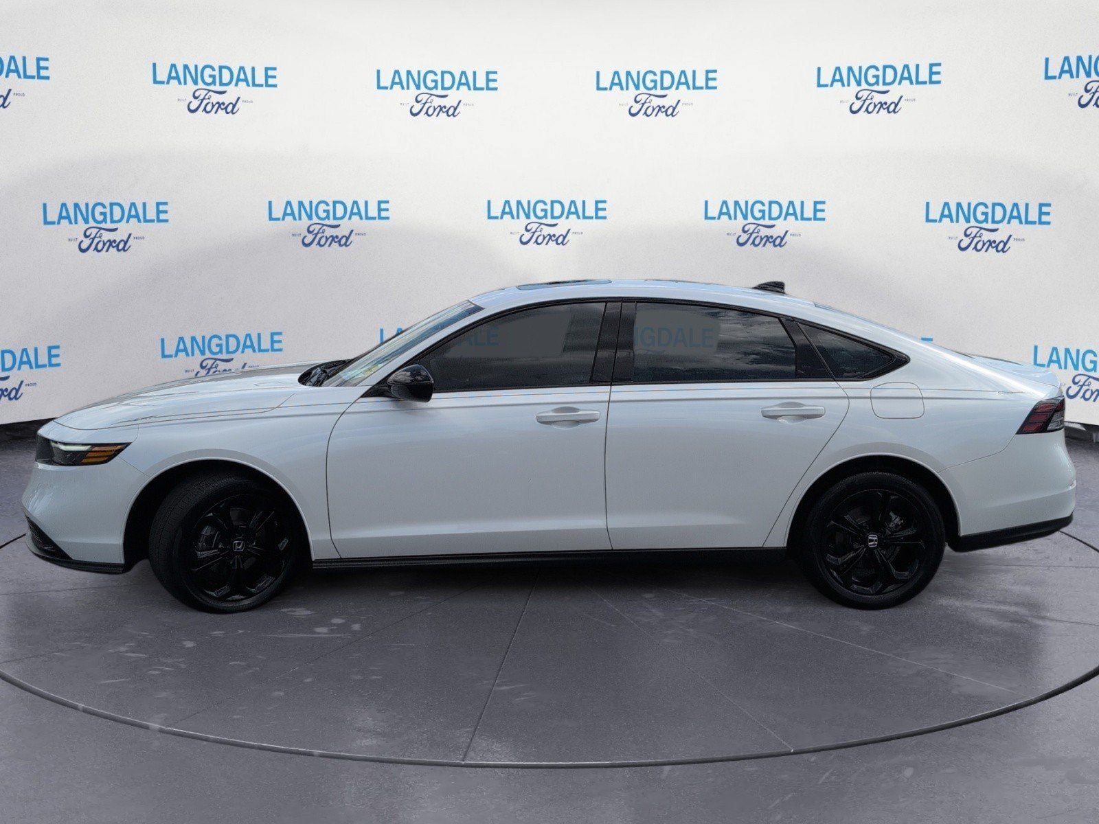 Used 2025 White Honda SE image 10
