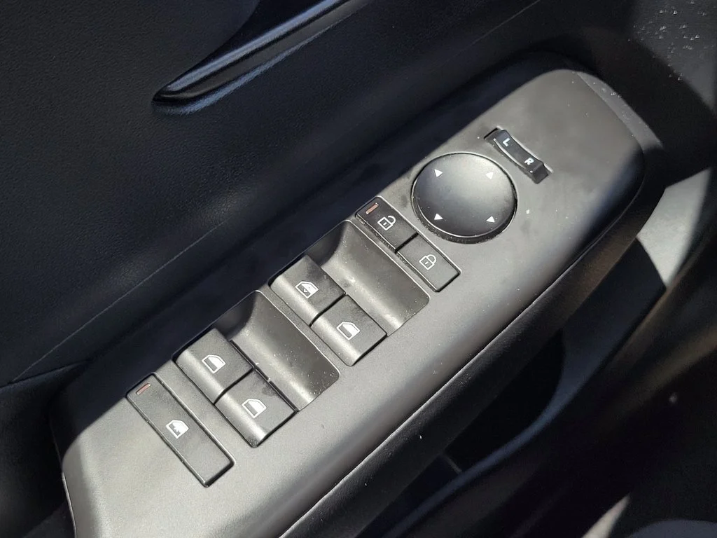 Used 2025 Black Hyundai SEL image 25