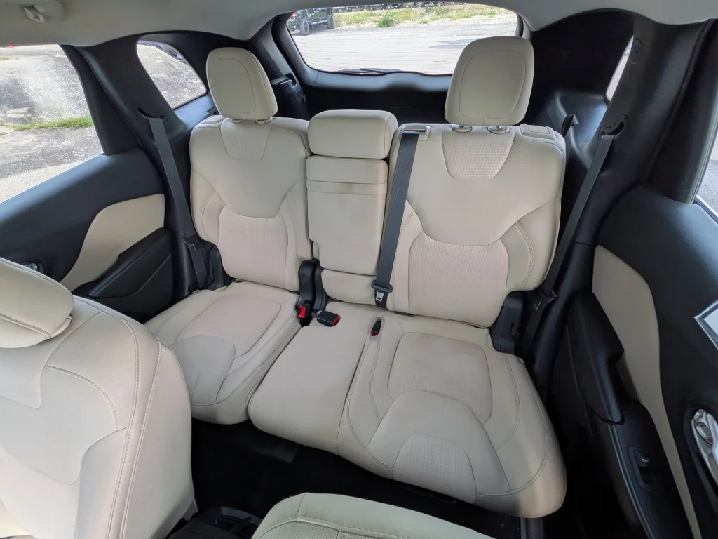 Used 2015 Brilliant Black Crystal Pearlcoat Jeep Latitude image 16
