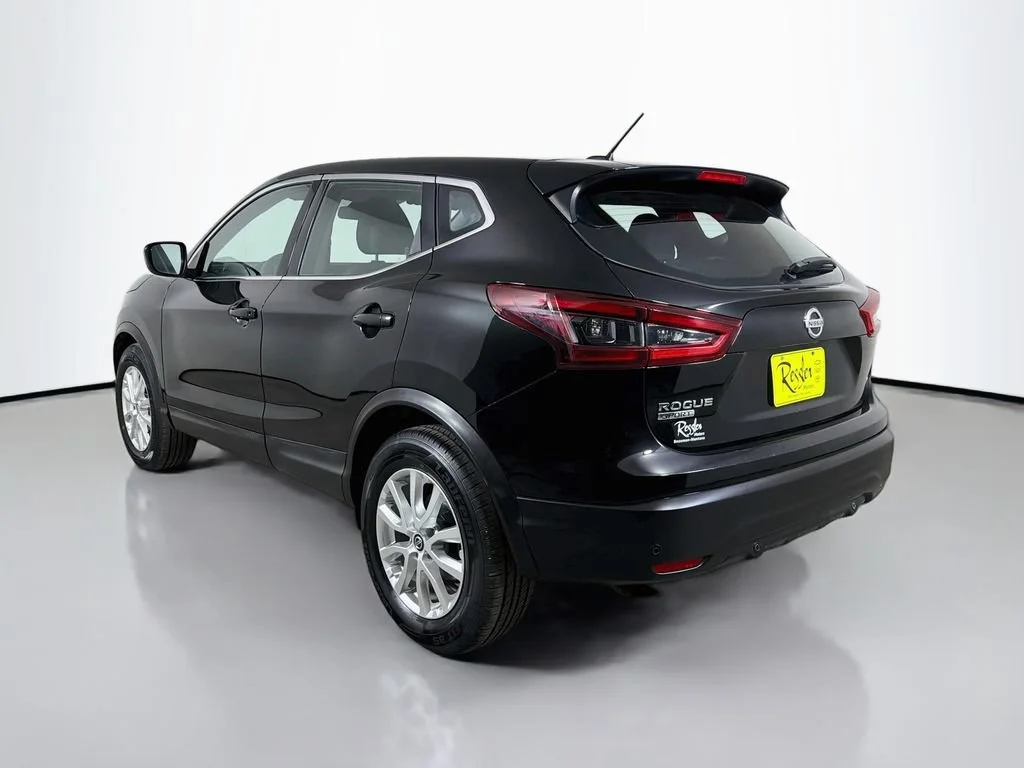 Used 2021  Nissan S image 8