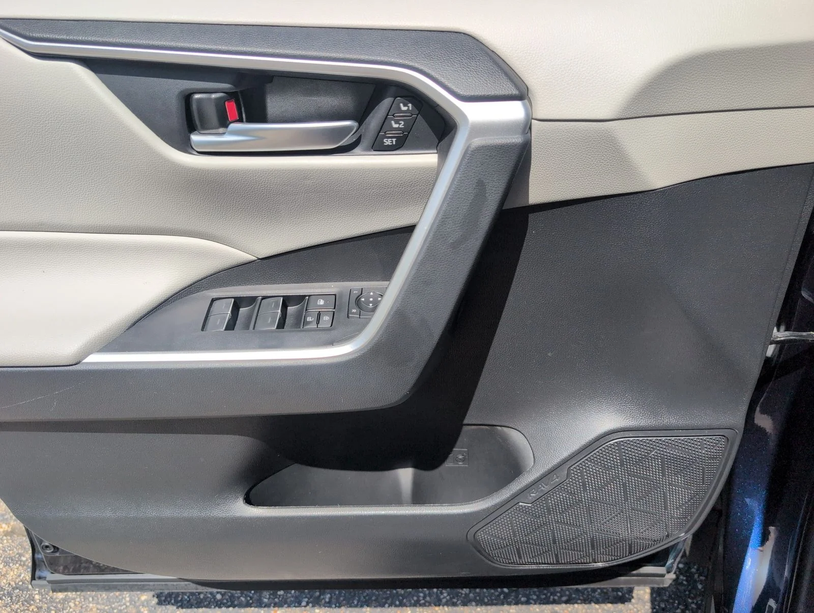 Used 2024  Toyota XLE Premium image 15