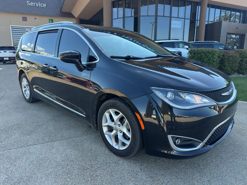 Used 2018 Brilliant Black Crystal Pearlcoat Chrysler Touring L Plus image 1