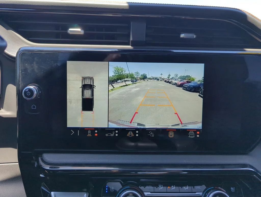 Used 2025 White GMC AT4 image 25