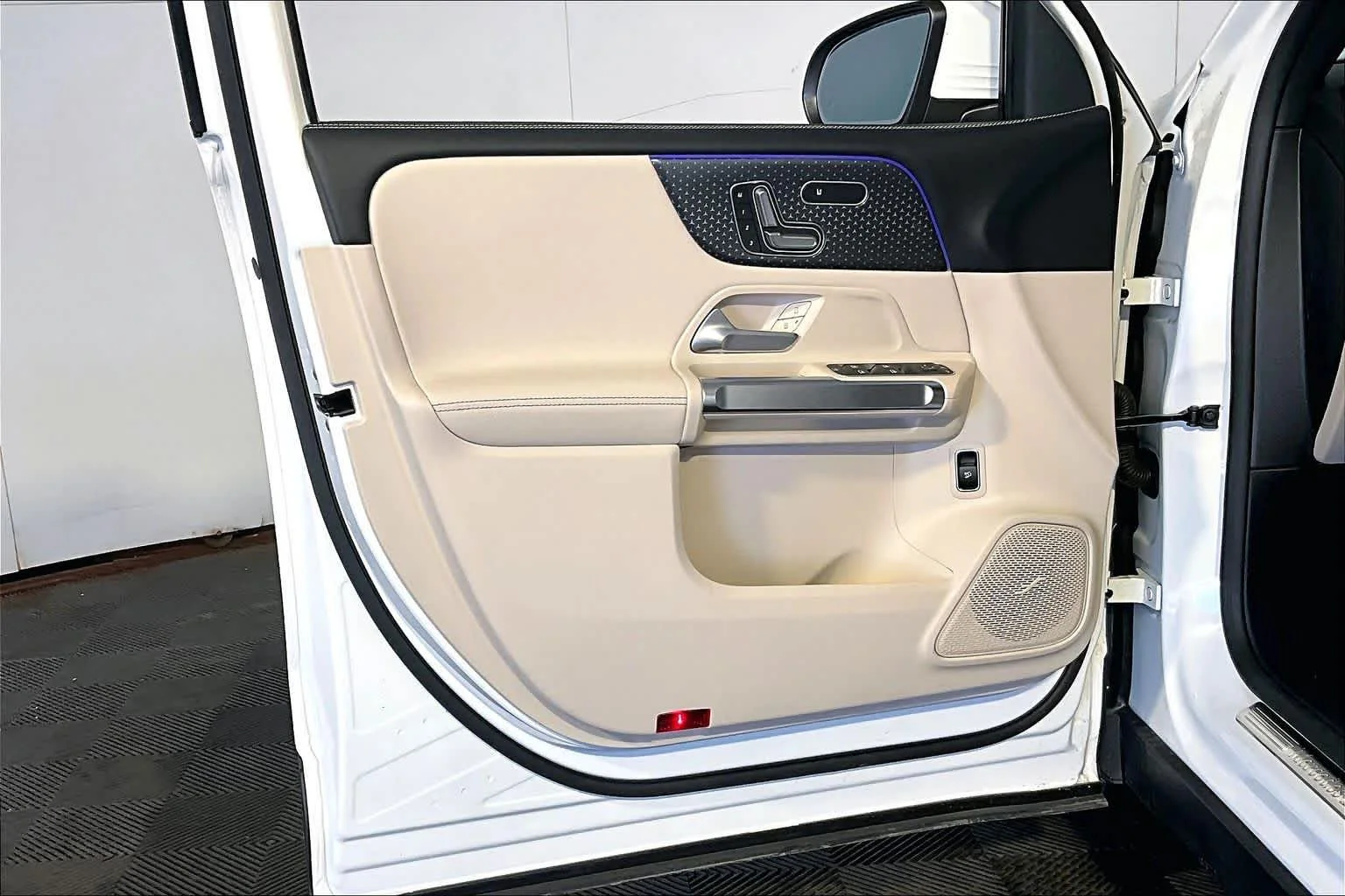 New 2026 Polar White Mercedes-Benz GLB 250 image 11