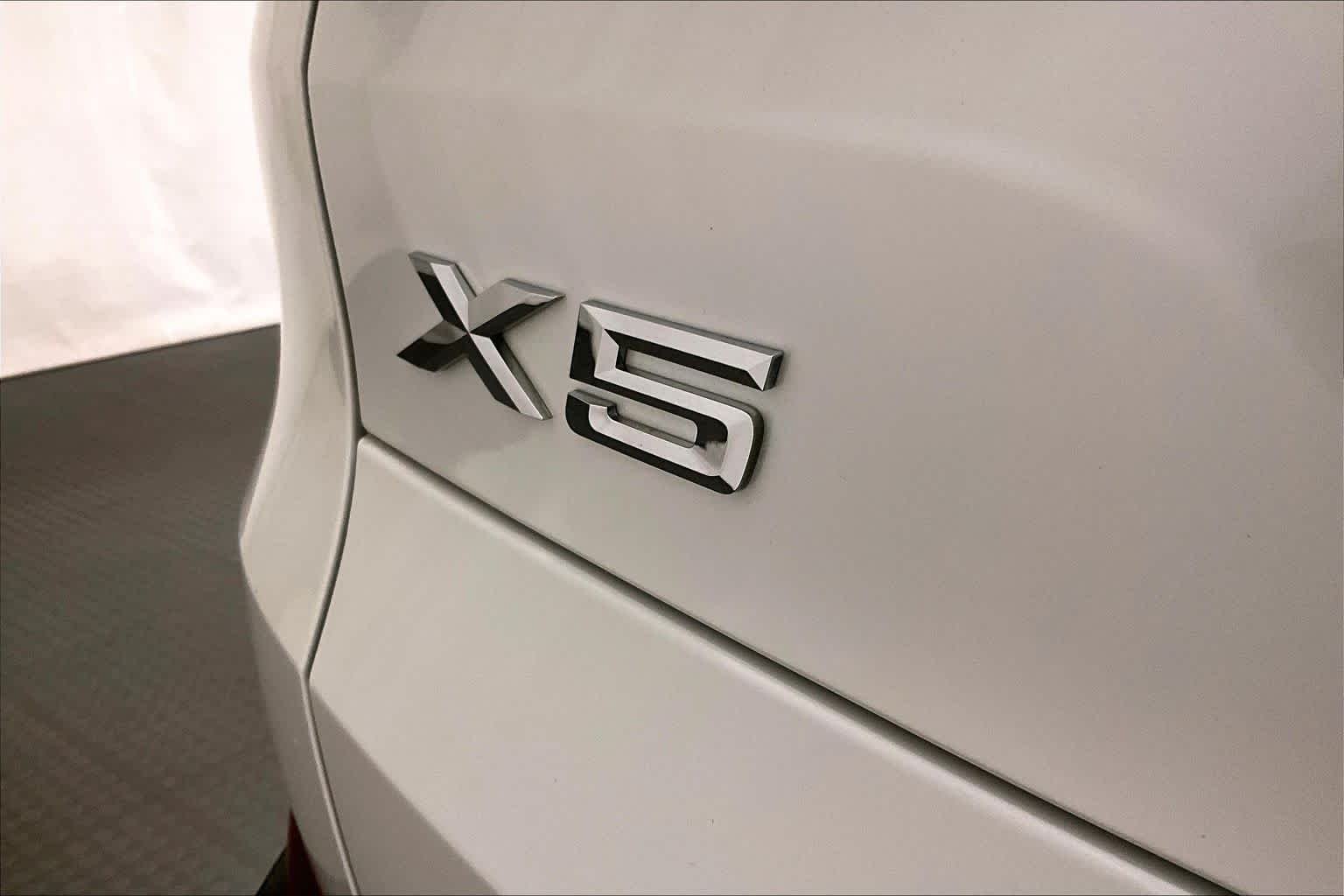 Used 2019 Mineral White Metallic BMW xDrive40i image 9