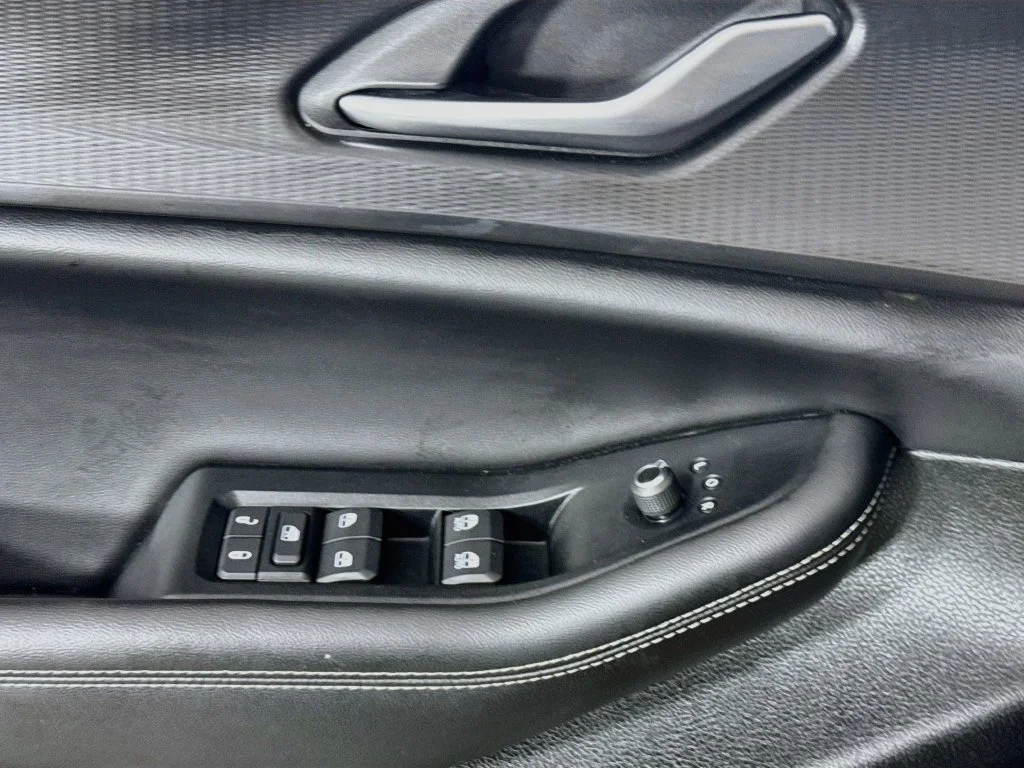 Used 2023 Red Jeep Altitude image 21
