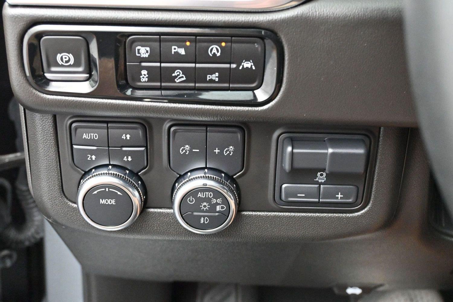Used 2025 Sterling Metallic GMC Elevation image 26
