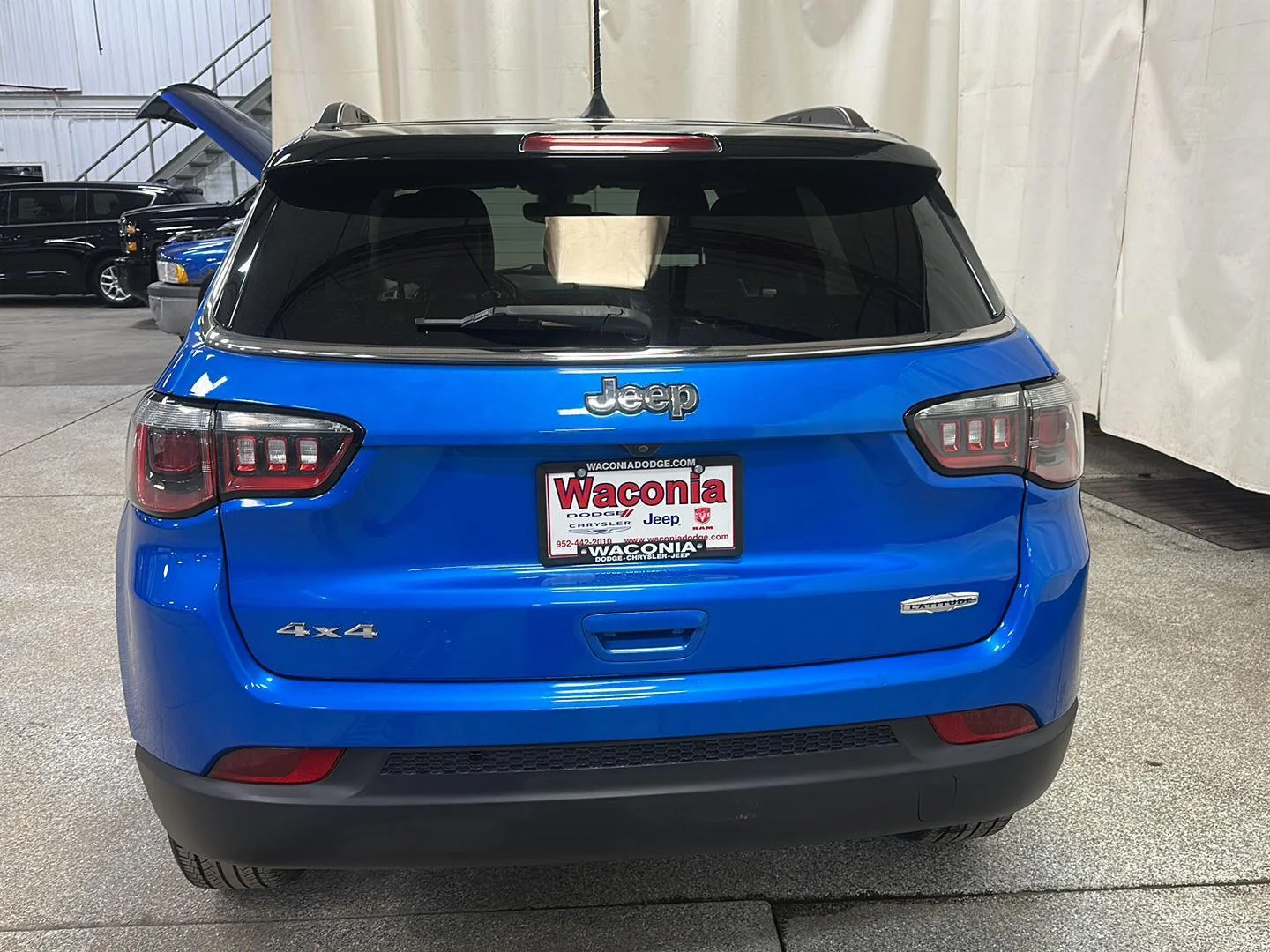 Used 2018 Laser Blue Pearlcoat Jeep Latitude image 4