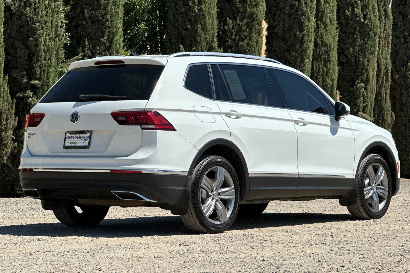 Used 2018 Pure White Volkswagen SEL Premium image 3