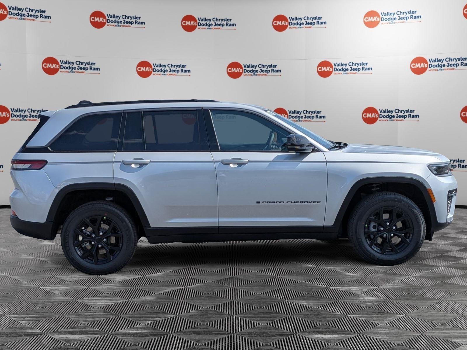 New 2026 Silver Zynith Exterior Paint Jeep Laredo Altitude image 4