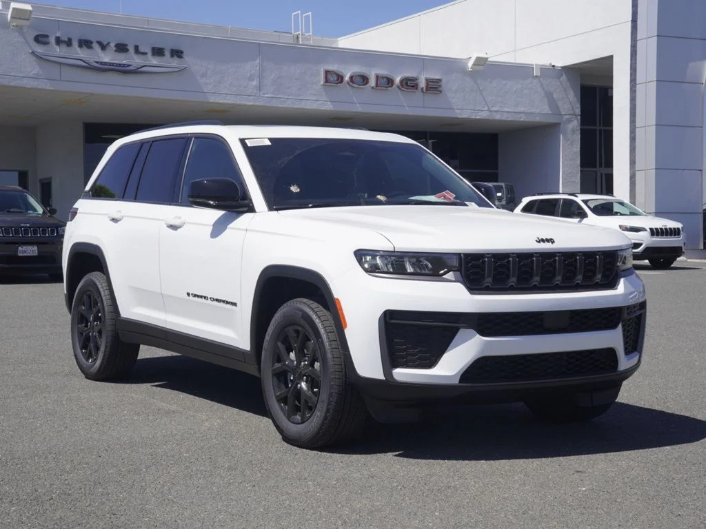 New 2026 Bright White Clear-Coat Exterior Paint Jeep Laredo Altitude image 1
