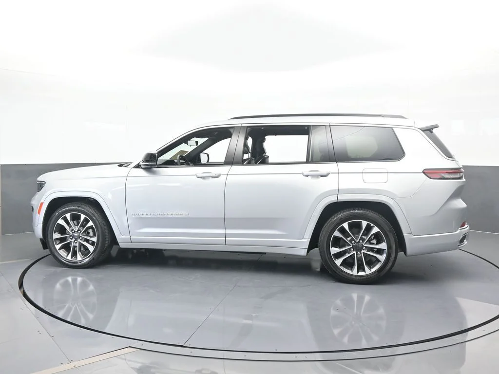 Used 2024 Silver Zynith Jeep Overland image 3