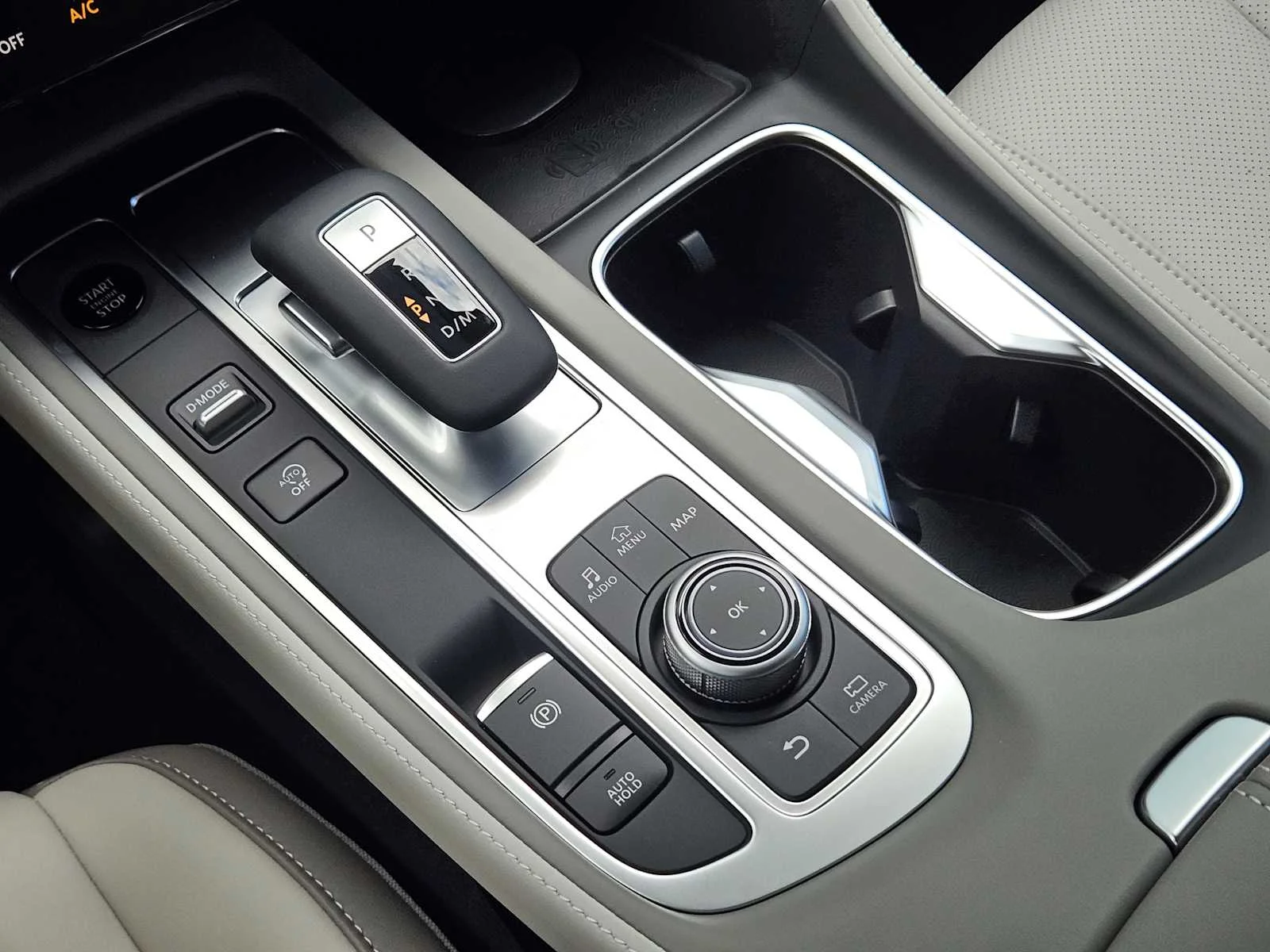 New 2027 RADIANT WHITE INFINITI Luxe FWD image 14