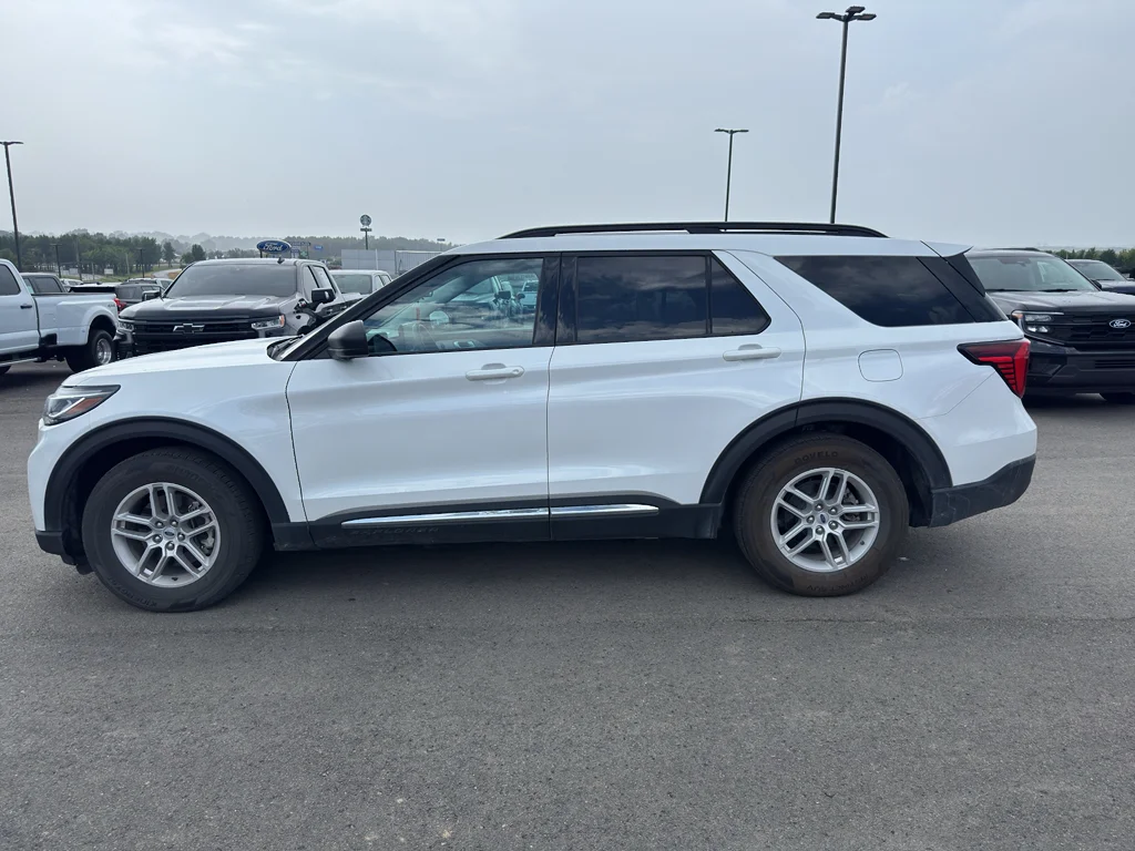 Certified Used 2025 Star White Ford Active image 8