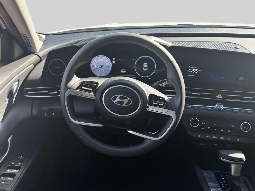 2025 Hyundai Elantra Limited - Photo 14