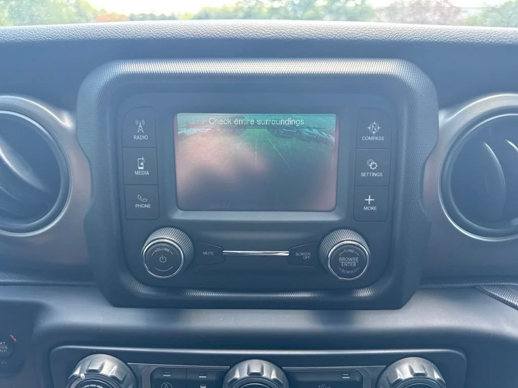 Used 2019  Jeep Sport image 17