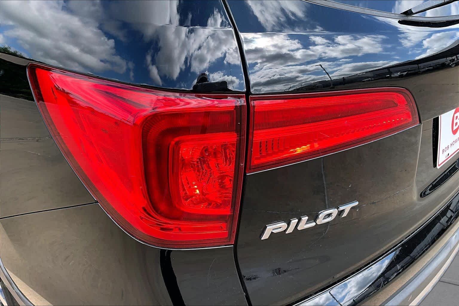 Used 2016 Crystal Black Pearl Honda Touring image 29