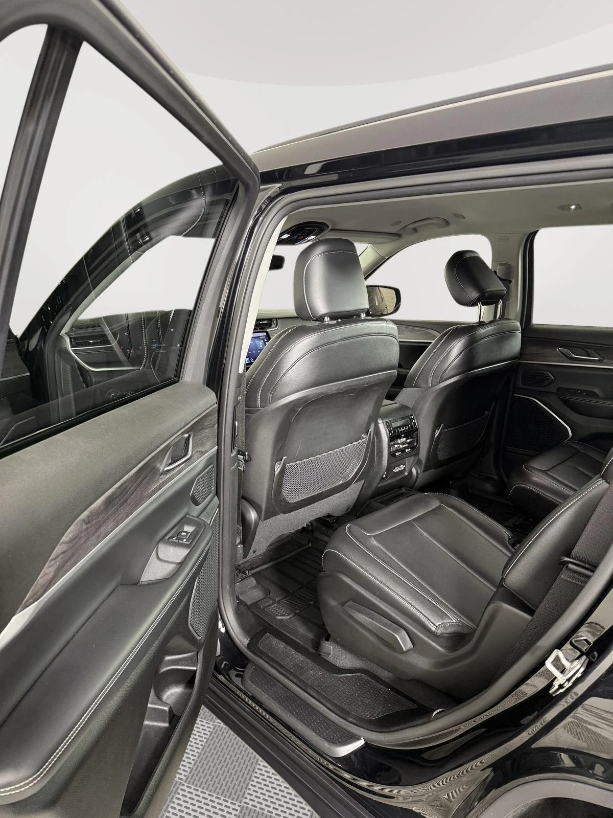 Used 2023 Diamond Black Crystal Pearlcoat Jeep Limited image 3
