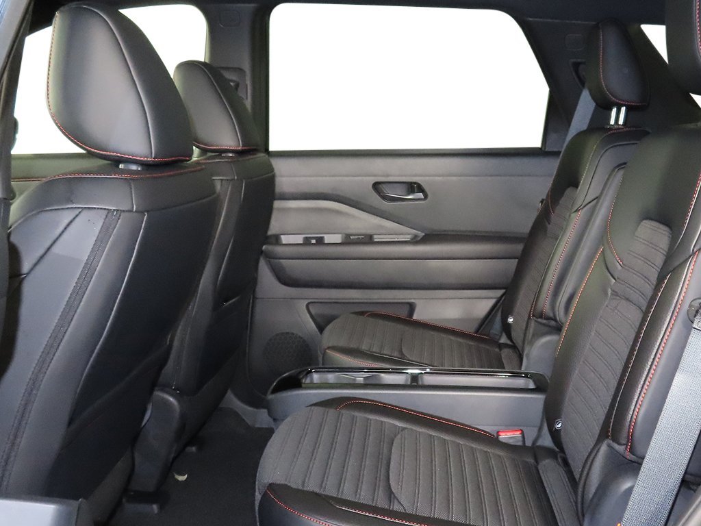 New 2026 Boulder Gray Pearl / Super Black Two-tone Nissan Rock Creek® image 25
