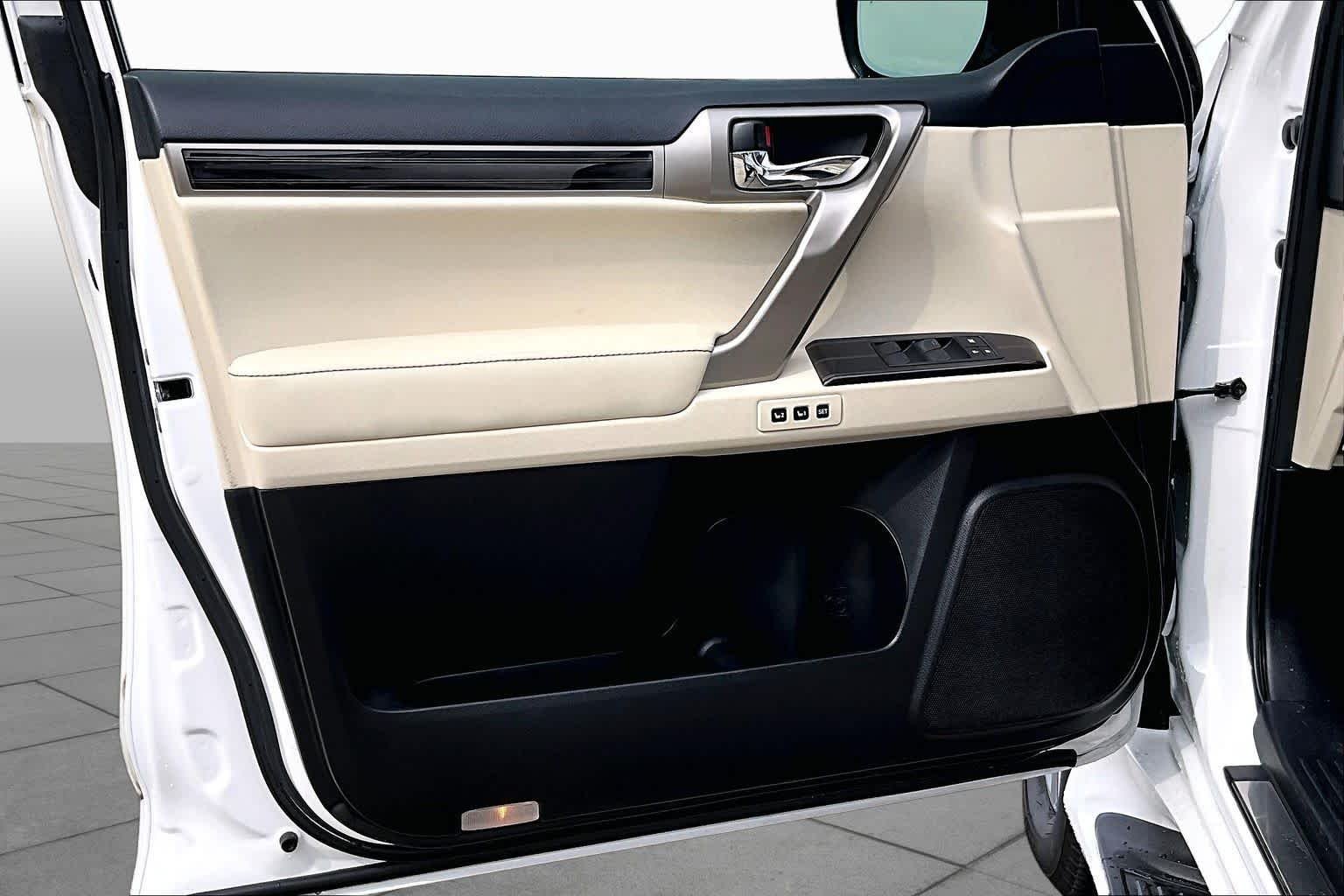 Used 2020 Starfire Pearl Lexus Luxury image 22