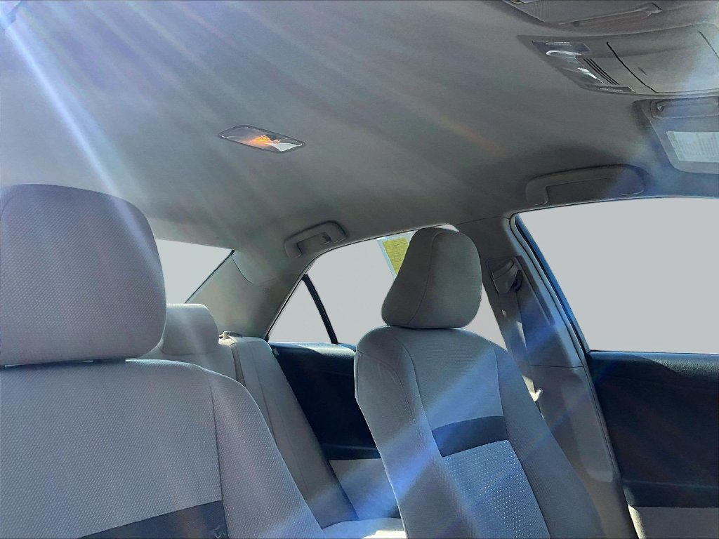 Used 2012  Toyota LE image 21