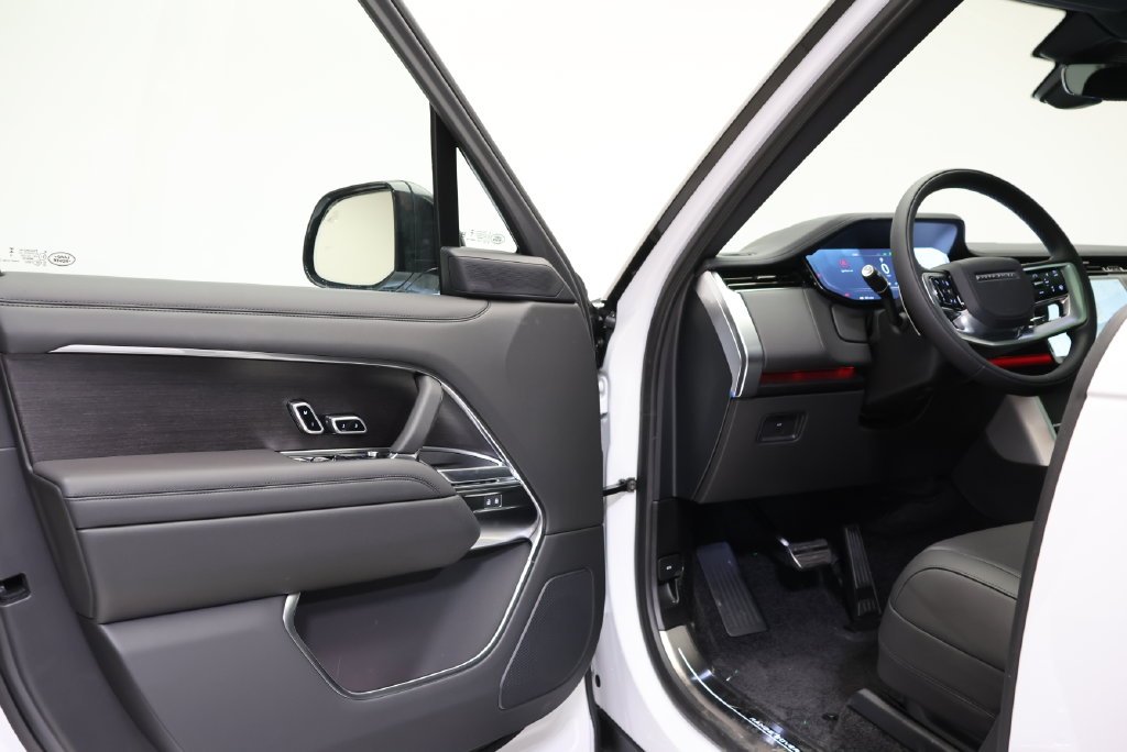 New 2027 Fuji White Land Rover SE image 27