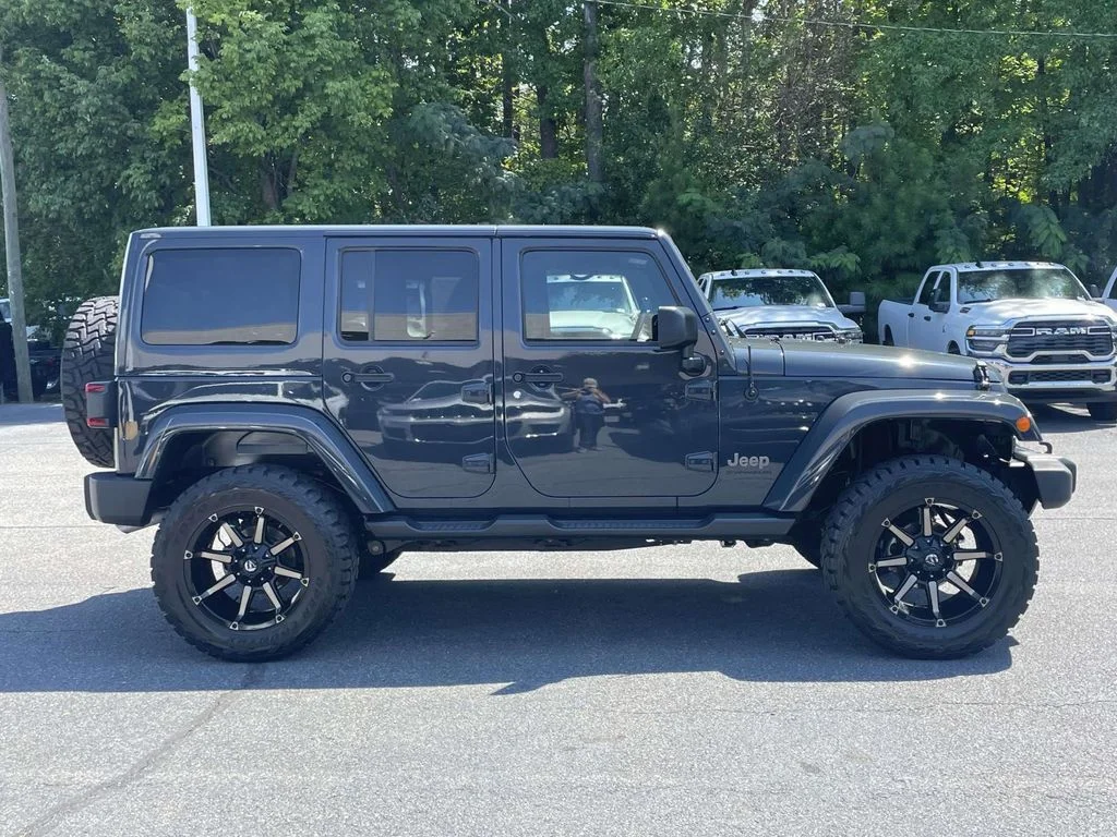 Used 2016 Black Jeep Unlimited Sahara image 9