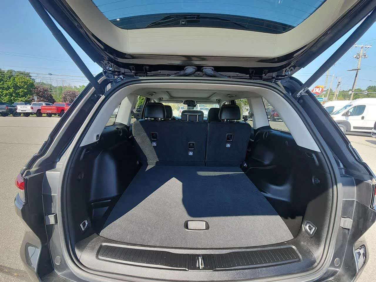 Used 2023 Rocky Mountain Pearlcoat Jeep Limited image 17
