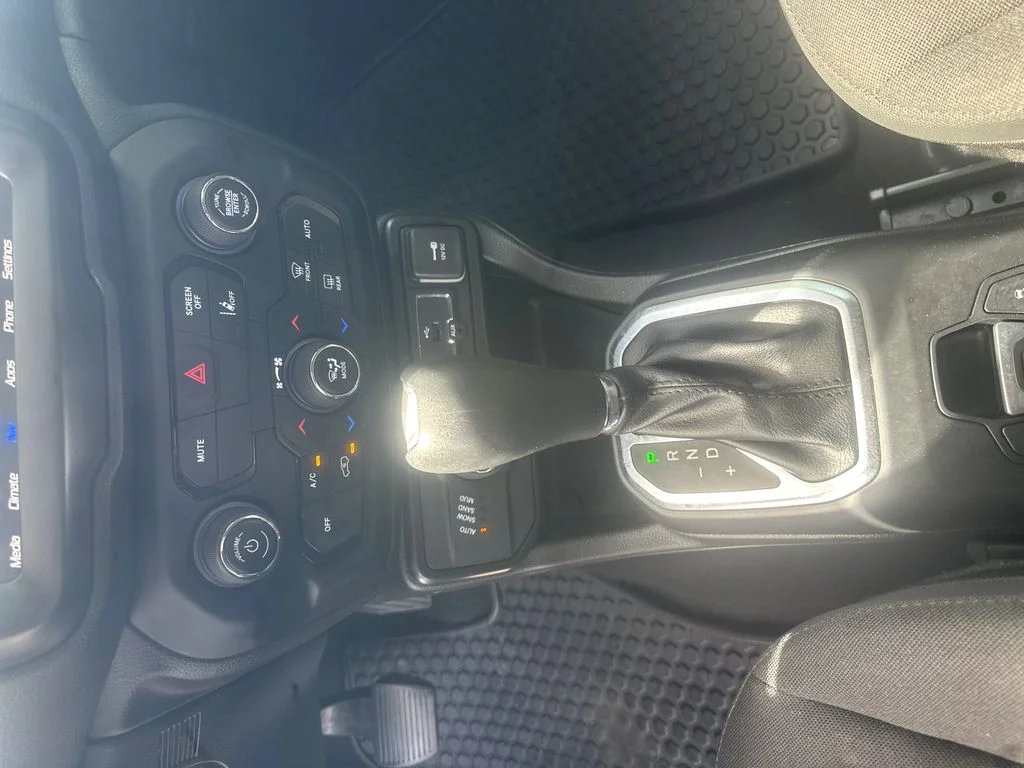 Used 2023 Gray Jeep Altitude image 10