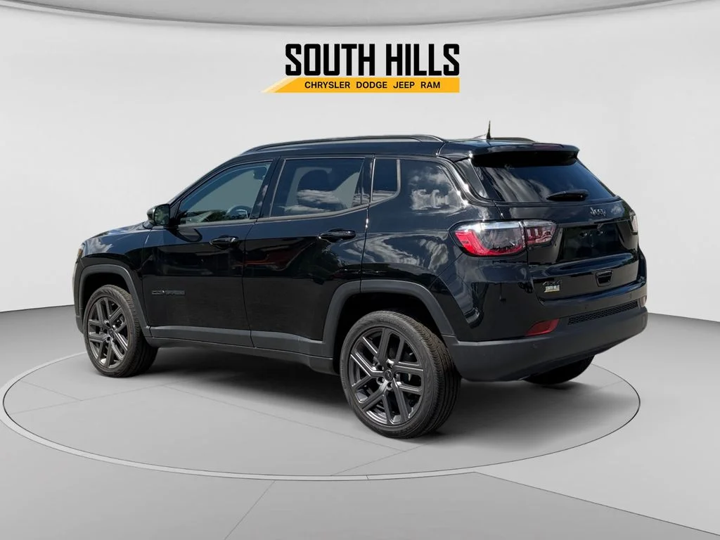 New 2026 Diamond Black Crystal Pearl-Coat Exterior Paint Jeep Limited image 3
