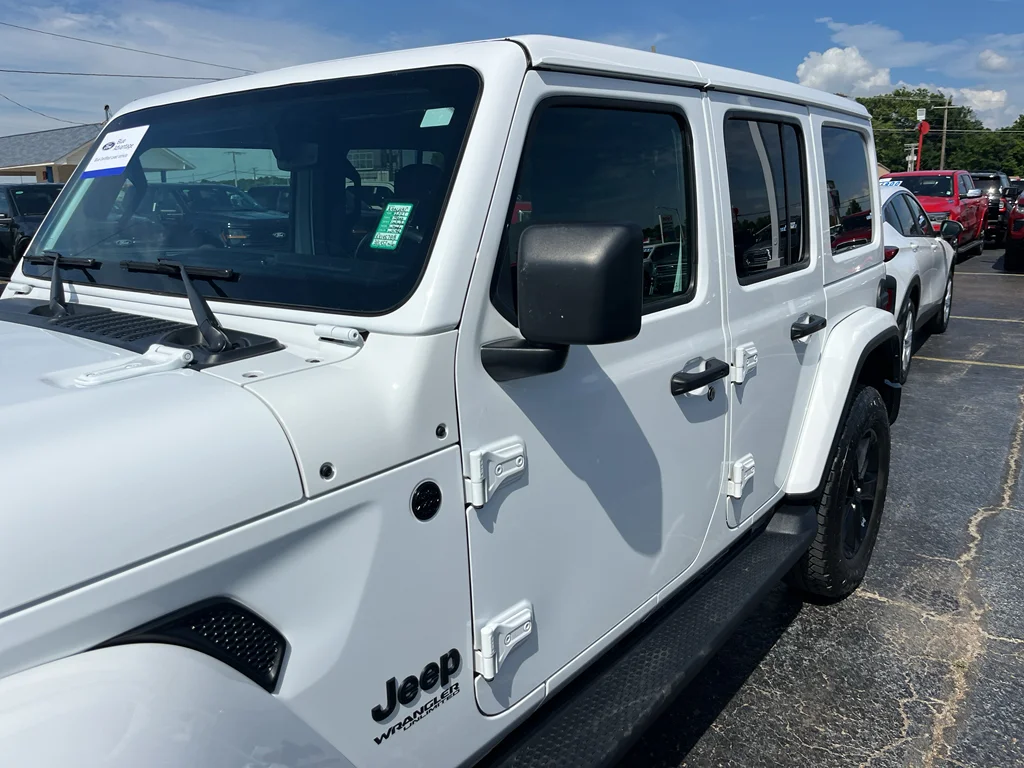 Used 2021 Bright White Clearcoat Jeep Unlimited Sahara Altitude image 9